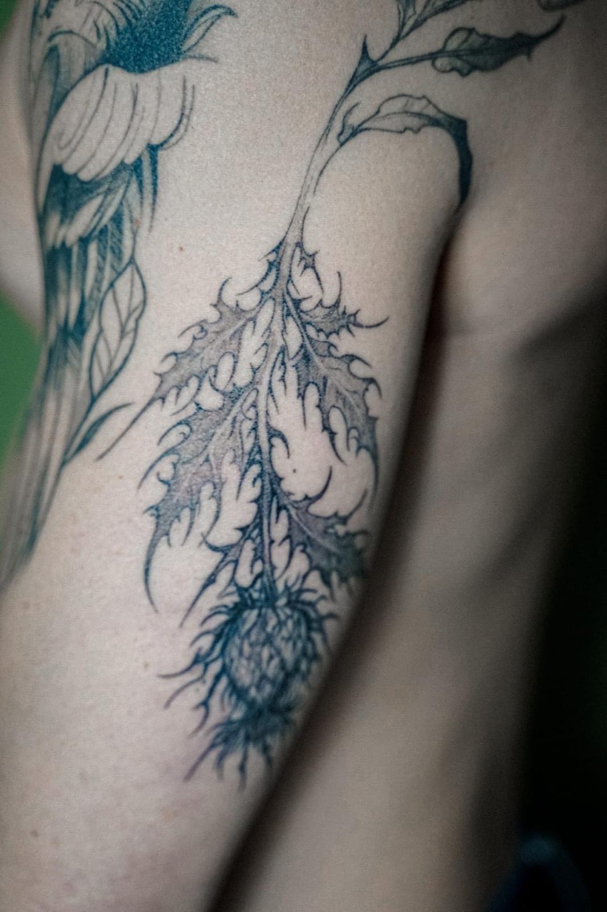 Florales Tattoo am Bein