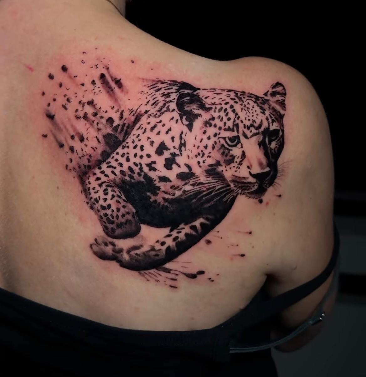 Leoparden Tattoo an der Schulter