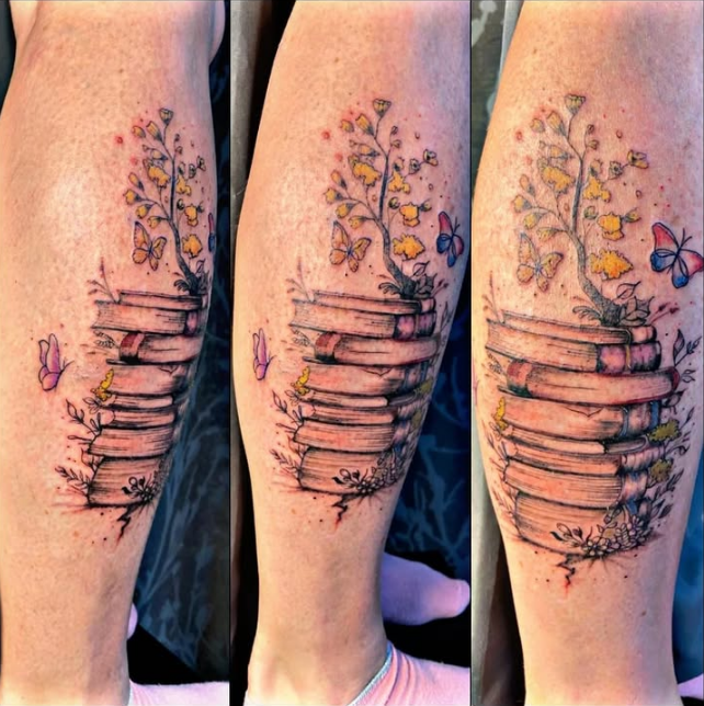 Bücher und Blüten Tattoo in Farbe